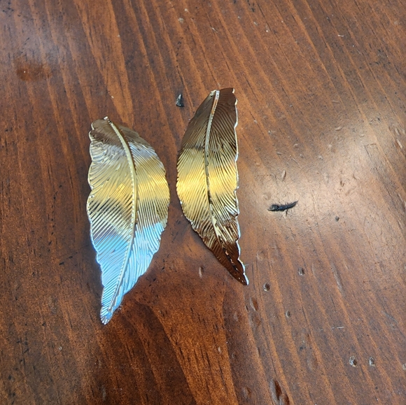 Zara curvy leaf earrings - Picture 5 of 6